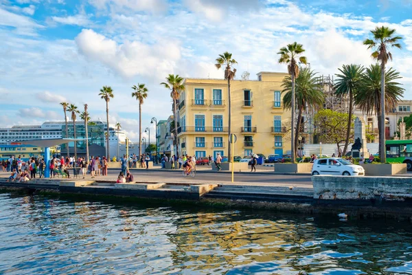 Straßenszene im alten Havanna mit bunten Kolonialbauten und modernen Kreuzfahrtschiffen — Stockfoto