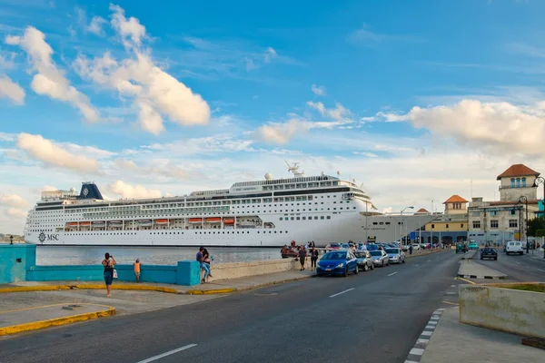 Modern kruvazör gemi Msc Armonia Havana bağlantı noktası demirledi. — Stok fotoğraf
