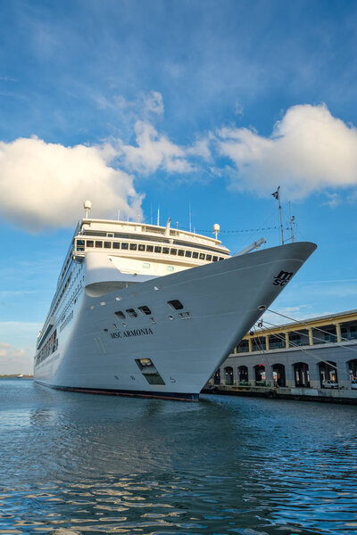 Современный крейсер MSC ARMONIA пришвартовался в порту Гаваны
