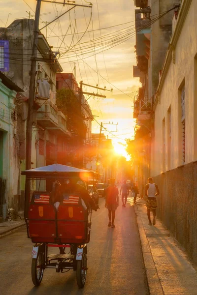 Straßenszene im alten Havanna, erleuchtet von der Sonne bei Sonnenuntergang — Stockfoto