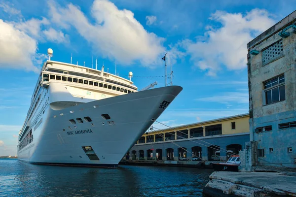 El moderno crucero MSC ARMONIA atracó en el Puerto de La Habana — Foto de Stock