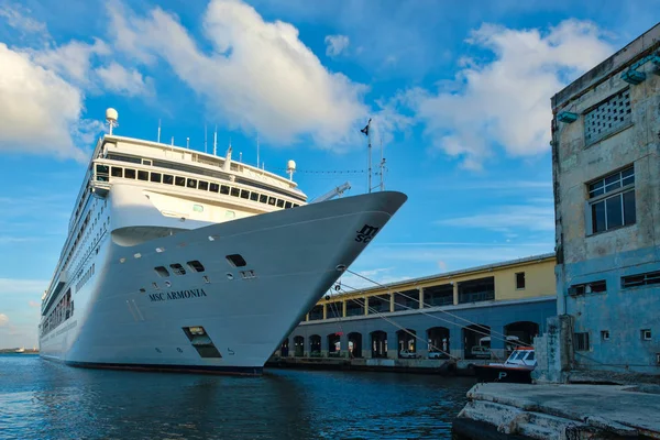 O moderno navio cruzador MSC ARMONIA atracado no porto de Havana — Fotografia de Stock