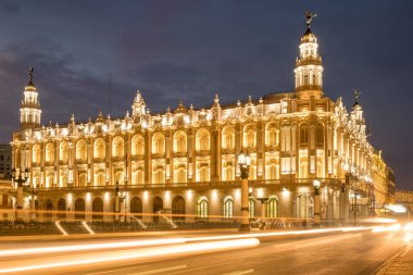 Geceleri aydınlatılan Havana büyük tiyatro