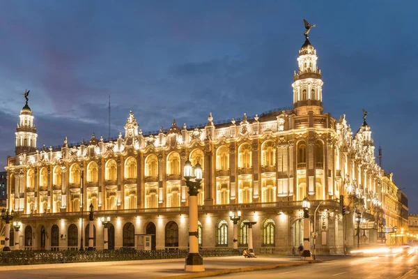 Het groot Theater van Havana's zonsondergang verlicht — Stockfoto