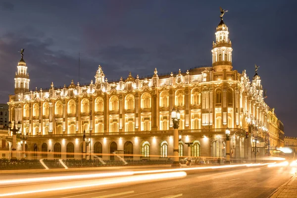 Den fantastiska teater i Havanna upplyst på natten — Stockfoto