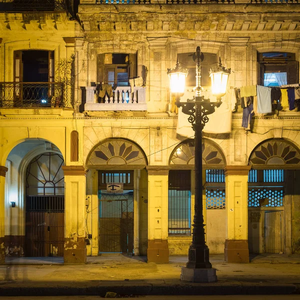 Alte Gebäude in der Innenstadt von Havanna nachts beleuchtet — Stockfoto