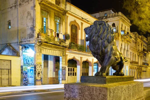 Cena noturna em Havana Velha com um famoso leão de bronze considerado um símbolo da cidade — Fotografia de Stock