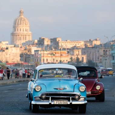 Malecón avenue Havana'da sahil boyunca klasik Amerikan araba sürmek