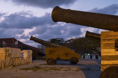 Havana'da bir tarihi Kalesi, eski bronz toplar