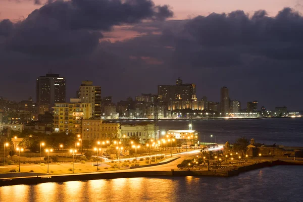La città dell'Avana illuminata di notte — Foto Stock