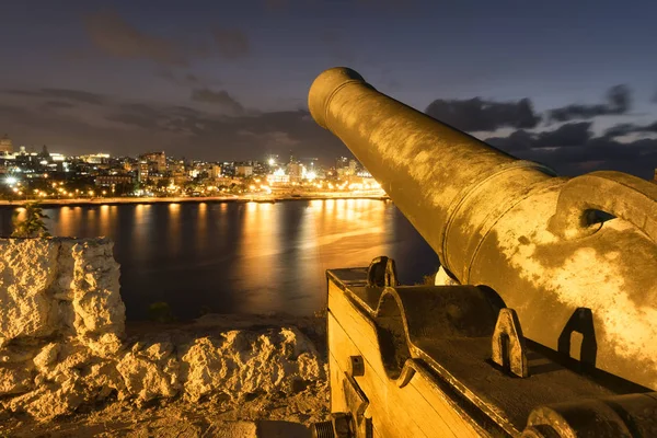 Cañón de bronce viejo apuntando a La Habana Vieja desde una fortaleza histórica — Foto de Stock