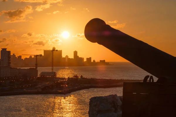 L'Avana al tramonto con la sagoma di un vecchio cannone in primo piano — Foto Stock