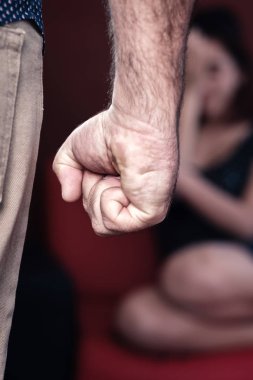 Yurtiçi ya da cinsiyet şiddet - agresif adamı tehdit eden genç bir kadın vurmak