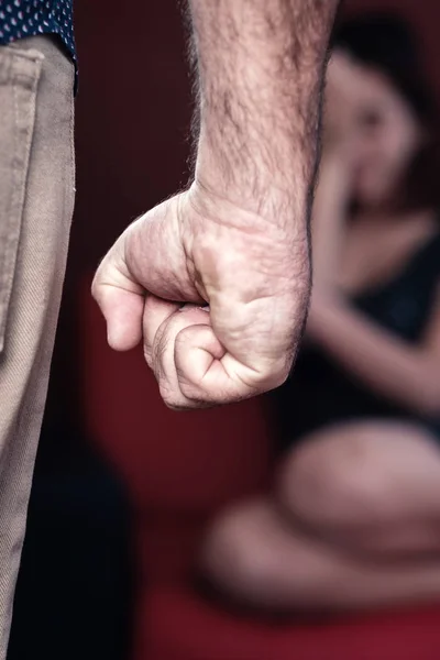 Violencia doméstica o de género: un hombre agresivo amenaza con golpear a una mujer joven — Foto de Stock