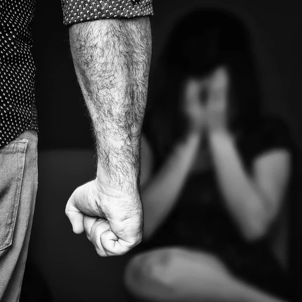 Violence domestique ou sexiste - Un homme agressif menace de frapper une jeune femme — Photo