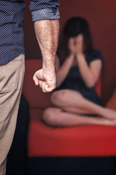 Domestic or gender violence - Aggressive man threatens to hit a young woman — Stock Photo, Image