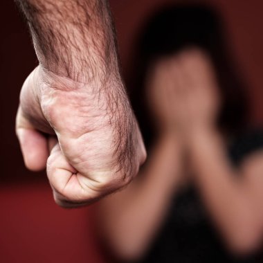 Yurtiçi ya da cinsiyet şiddet - agresif adamı tehdit eden genç bir kadın vurmak