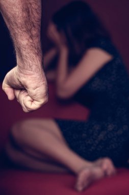 Yurtiçi ya da cinsiyet şiddet - agresif adamı tehdit eden genç bir kadın vurmak