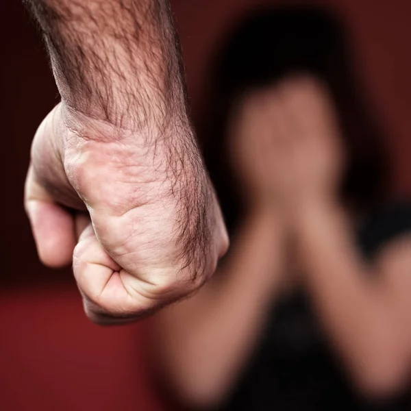 Violenza domestica o di genere - L'uomo aggressivo minaccia di colpire una giovane donna — Foto Stock