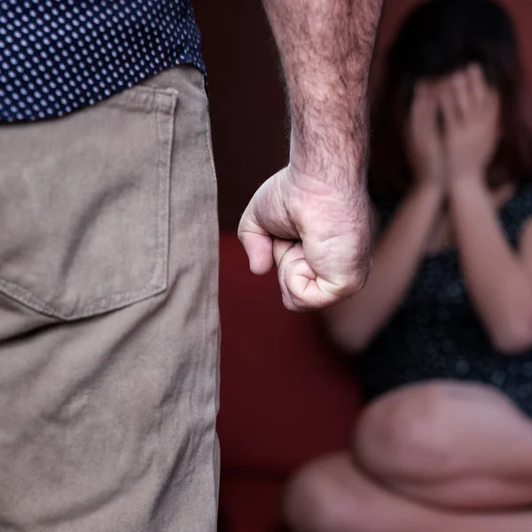 Häusliche oder geschlechtsspezifische Gewalt - aggressiver Mann droht junge Frau zu schlagen — Stockfoto