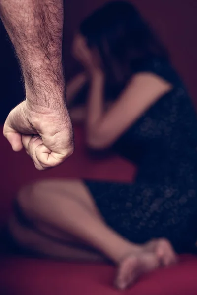 Domestic or gender violence - Aggressive man threatens to hit a young woman — Stock Photo, Image