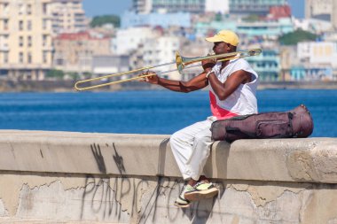 Ünlü Malecón duvar Havana'da trombon oynayan müzisyen