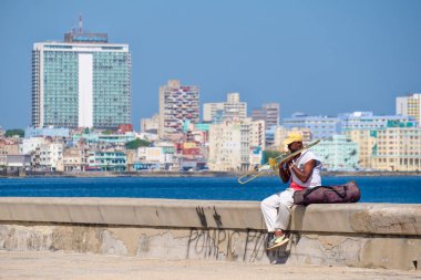 Ünlü Malecón duvar Havana'da trombon oynayan müzisyen