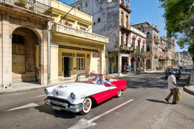 Turistler ünlü eski Havana cadde boyunca araba klasik araba