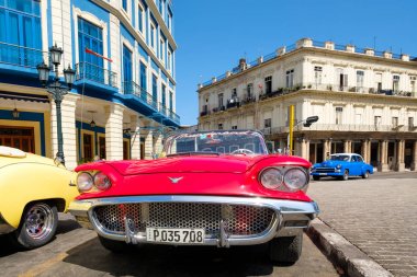 Eski Havana'da eski model kırmızı Ford Thunderbird Cabrio araba park