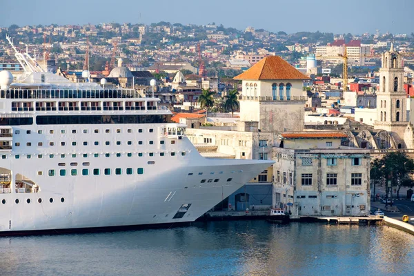 Statek wycieczkowy zacumował przy terminalu pasażerskiego Hawany na Kubie — Zdjęcie stockowe