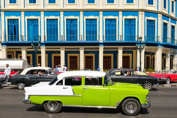 Şehir Havana vintage Amerikan arabaları ile sokak sahne — Stok fotoğraf