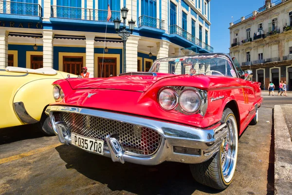 Vintage rode Ford Thunderbird converteerbare auto geparkeerd in oud Havana — Stockfoto