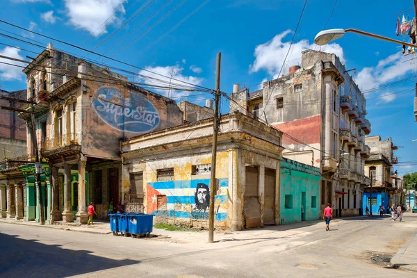 Oude gebouwen in Havana met een afbeelding van Che Guevara en een Cubaanse vlag — Stockfoto