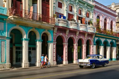 Renkli bir sokakta şehir merkezinde Havana klasik Amerikan otomobil