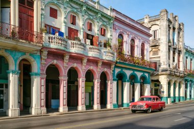 Eski Havana renkli bir sokakta kentsel sahne