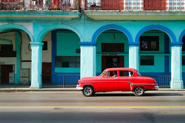 Klasické auto v barevné ulici v centru města Havana — Stock fotografie