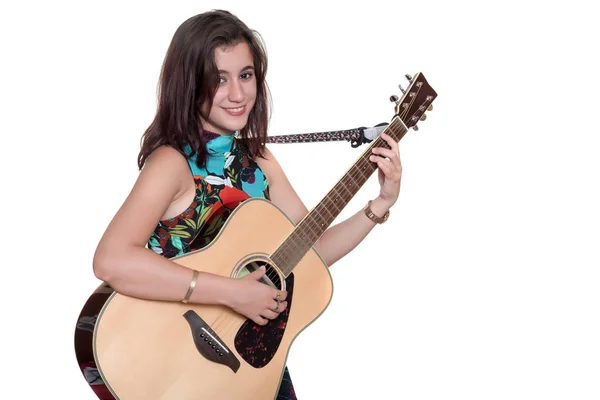 Hermosa adolescente jugando una guita acústica aislada en blanco — Foto de Stock