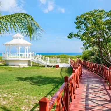 Küba'da Varadero Plajı'nda kıyıya önde gelen ahşap yürüme yolu