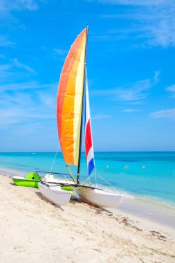 Tropikal plaj, Varadero Küba'da renkli bir yelkenli ile