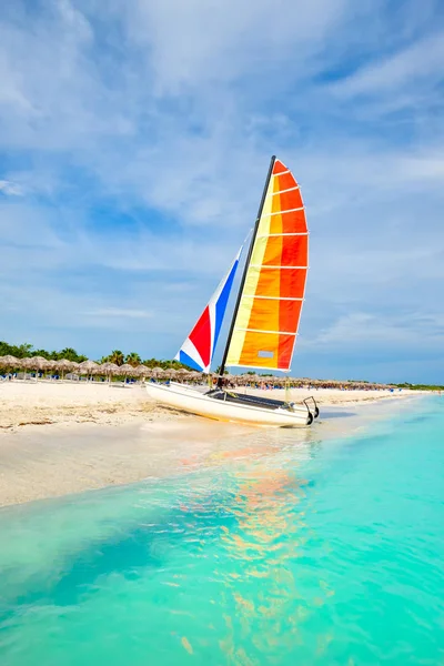 Güzel plaj, Varadero Küba'da renkli bir yelkenli ile — Stok fotoğraf