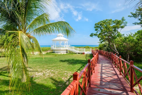 Houten wandelpad leidt naar de kust op Varadero beach in Cuba — Stockfoto