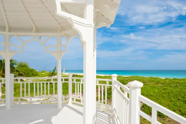 Playa de Varadero en Cuba vista desde las ventanas de un pabellón blanco de madera junto al mar — Foto de Stock