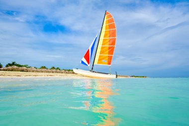 Tropikal plaj, Varadero Küba'da renkli bir yelkenli ile