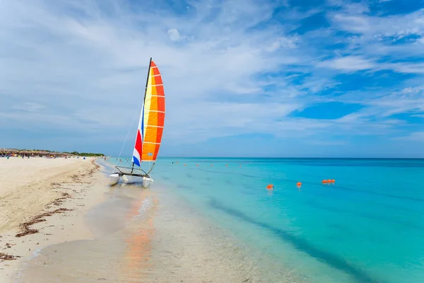 The tropical beach of Varadero in Cuba with a colorful sailboat — Stock Photo, Image