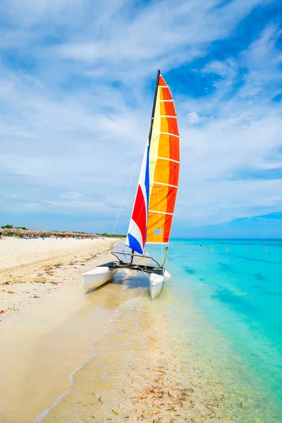 The tropical beach of Varadero in Cuba with a colorful sailboat — Stock Photo, Image