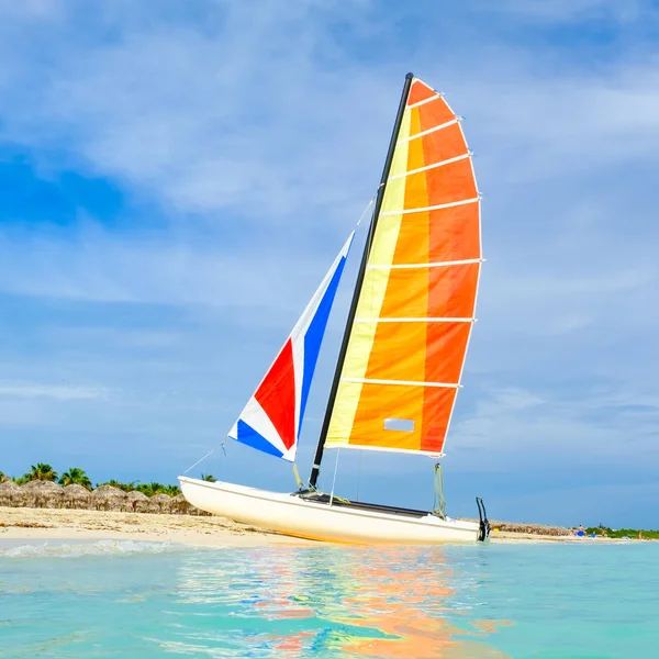 Den tropiska stranden i Varadero på Kuba med en färgglad segelbåt — Stockfoto