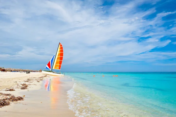 The tropical beach of Varadero in Cuba with a colorful sailboat — Stock Photo, Image