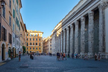 Piazza de Petra ve merkezi Roma Hadrian tapınağı