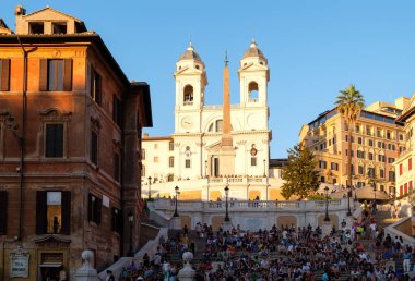 Gün batımında Merkezi Roma'da Piazza di Spagna adlı ünlü İspanyol Merdivenleri