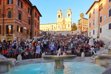 Gün batımında Merkezi Roma'da Piazza di Spagna adlı ünlü İspanyol Merdivenleri